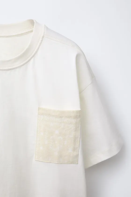 ФУТБОЛКА С ПРИНТОМ НА КАРМАНЕ