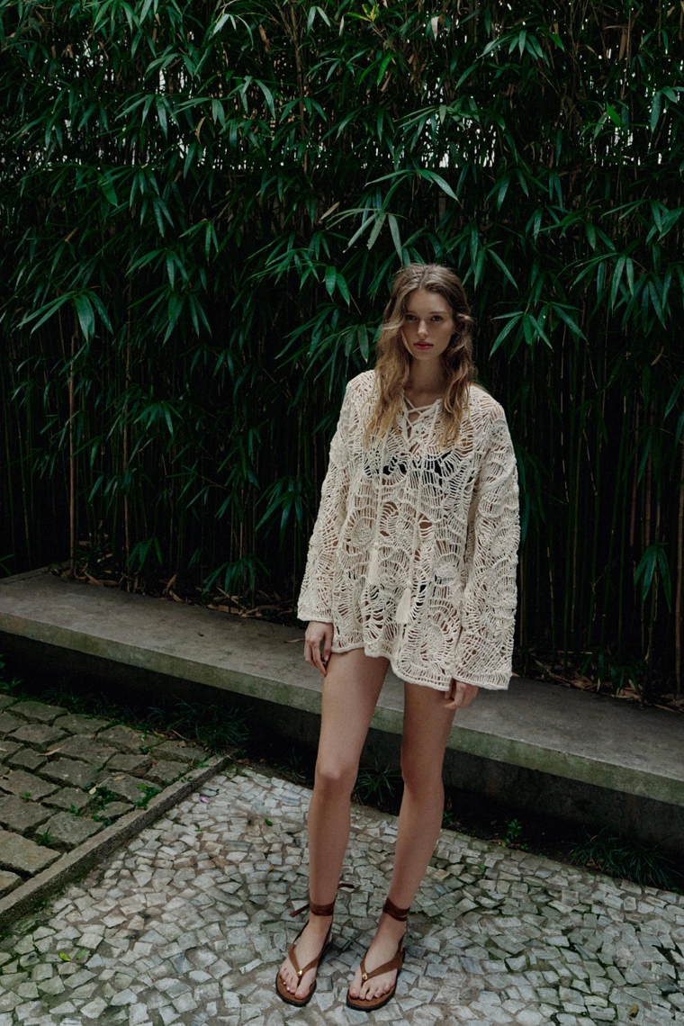 Платье с отделкой кроя крючком и кисточками