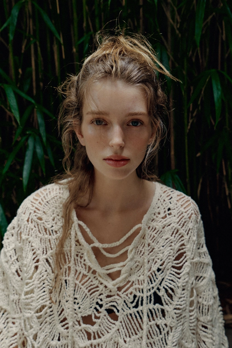 Платье с отделкой кроя крючком и кисточками