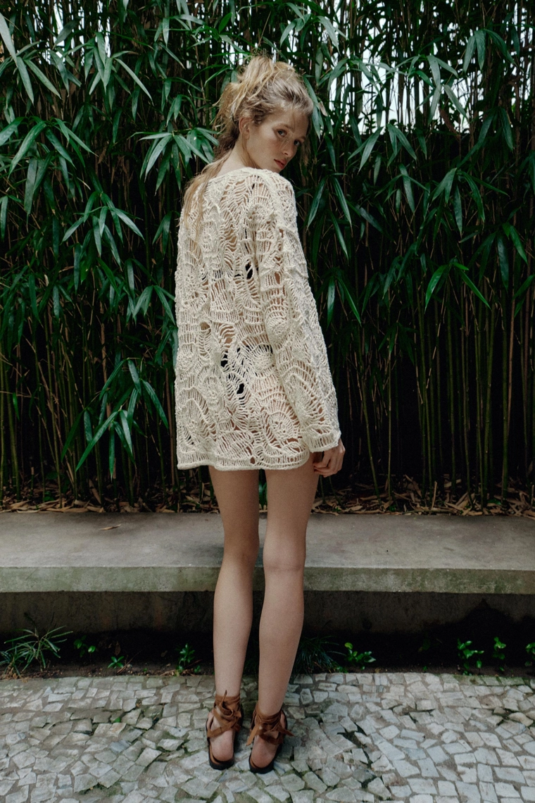 Платье с отделкой кроя крючком и кисточками