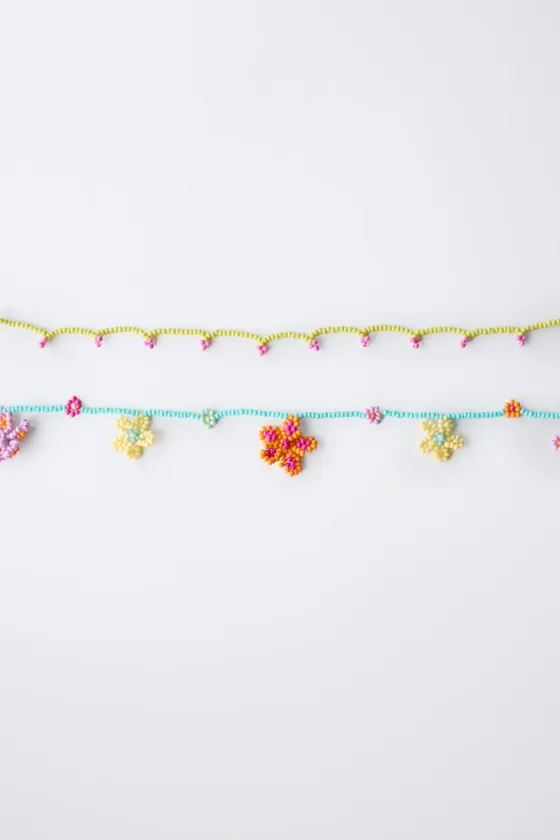 PACK OF TWO NECKLACES WITH FLOWER BEADS