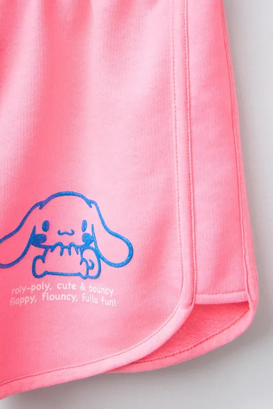 ШОРТЫ-БЕРМУДЫ С РЕЛЬЕФНЫМ ПРИНТОМ CINNAMOROLL © SANRIO