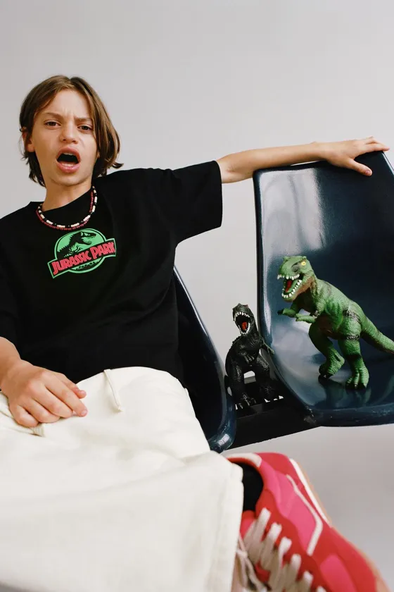 ФУТБОЛКА С РЕЛЬЕФНЫМ ПРИНТОМ JURASSIC PARK ©