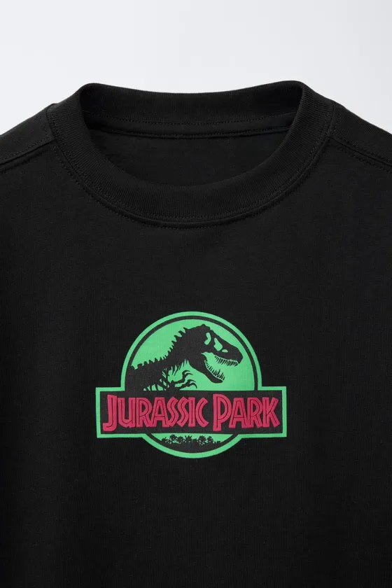 ФУТБОЛКА С РЕЛЬЕФНЫМ ПРИНТОМ JURASSIC PARK ©