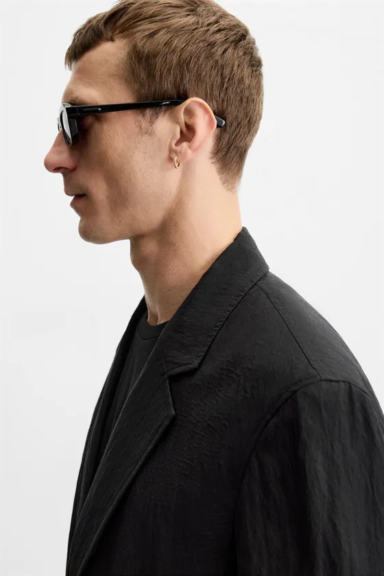 БЛЕЙЗЕР ИЗ СТРУЯЩЕЙСЯ ТКАНИ С ЖАТЫМ ЭФФЕКТОМ