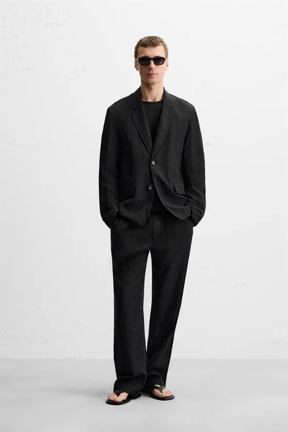 БЛЕЙЗЕР ИЗ СТРУЯЩЕЙСЯ ТКАНИ С ЖАТЫМ ЭФФЕКТОМ