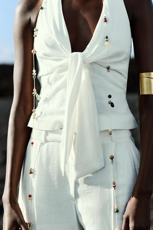 Жилет с горловиной халтер и узлом