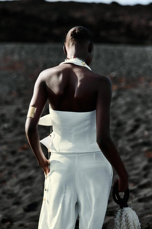 Жилет с горловиной халтер и узлом