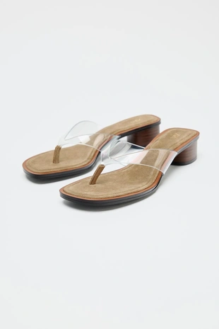 Босоножки на широком каблуке из винила- Заказать в России