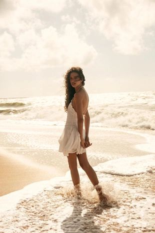 Короткое платье халтер с воланами- Заказать в России