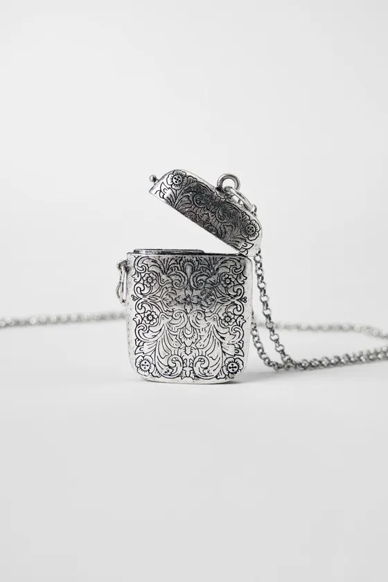 Длинное колье с подвеской в виде гравированного ящика kate moss x zara