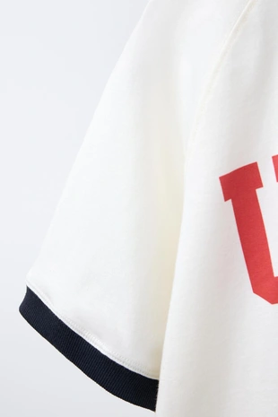 Футболка с текстовым принтом и яркими деталями- Заказать в России