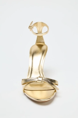 Босоножки с металлическим блеском с бантом и высоким каблуком- Заказать в России