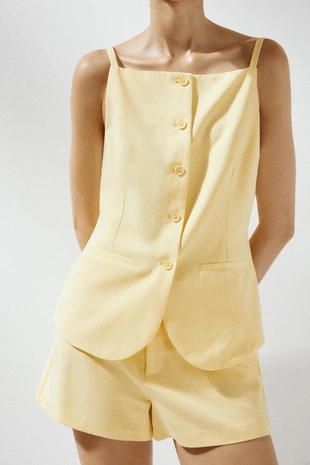 Жилет с пуговицами