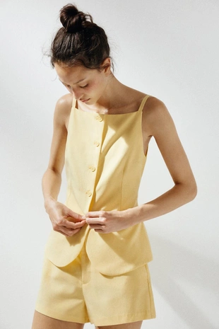 Жилет с пуговицами