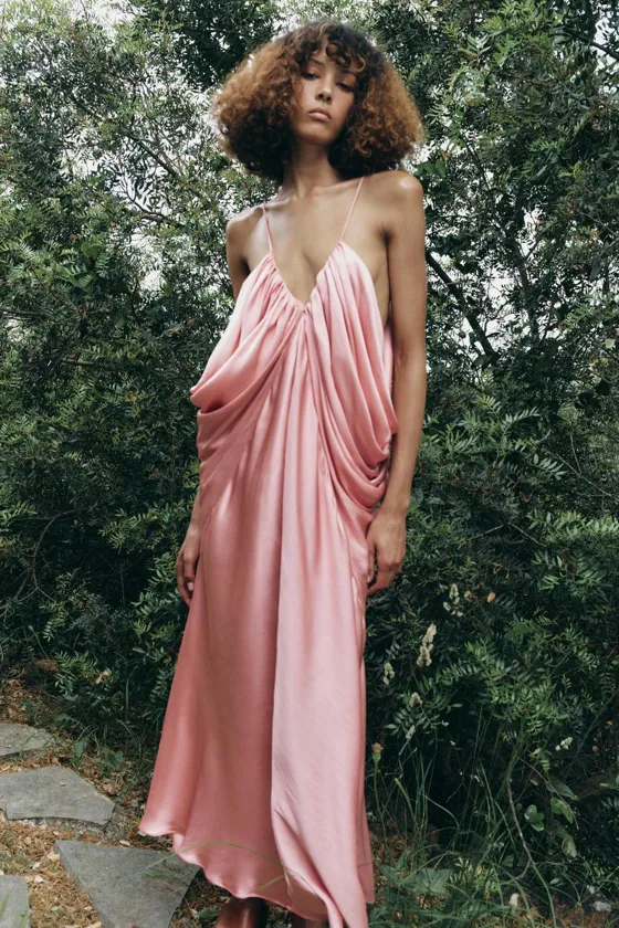 АТЛАСНОЕ ПЛАТЬЕ С ОБЪЕМНЫМИ ДЕТАЛЯМИ ZW COLLECTION