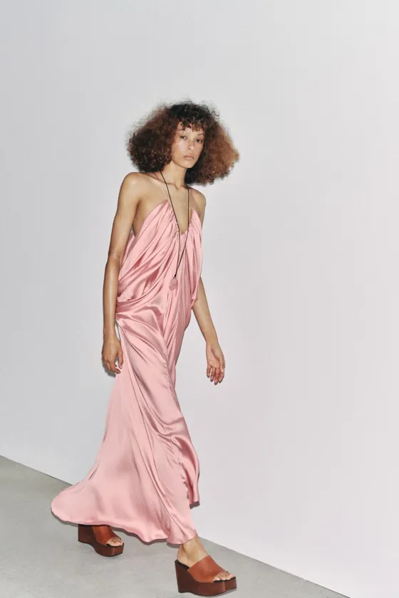 АТЛАСНОЕ ПЛАТЬЕ С ОБЪЕМНЫМИ ДЕТАЛЯМИ ZW COLLECTION
