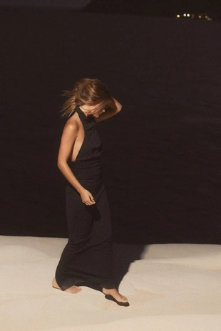 Длинное платье с горловиной халтер и открытой спиной- Заказать в России