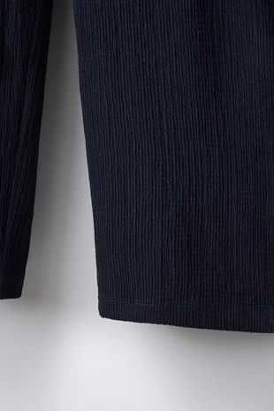 Брюки из рельефной ткани с поясом- Заказать в России