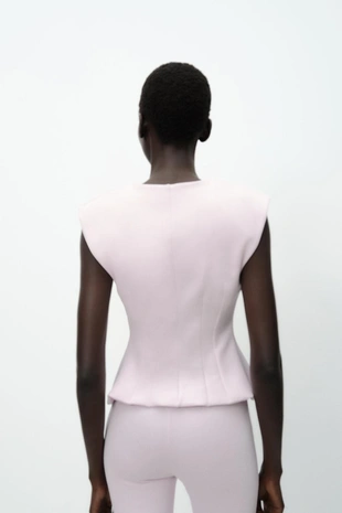 Топ из интерлока без рукавов