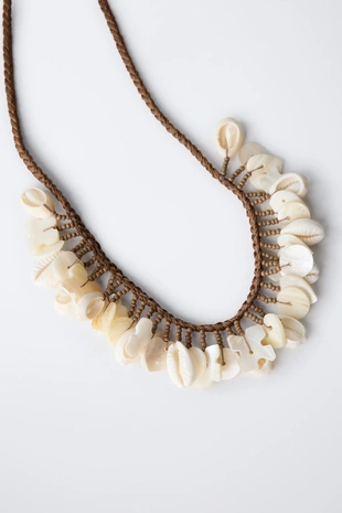 Плетеное ожерелье с ракушками- Заказать в России