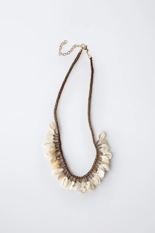 Плетеное ожерелье с ракушками- Заказать в России