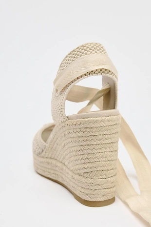 Клиновые босоножки с контрастными завязками- Заказать в России