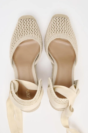 Клиновые босоножки с контрастными завязками- Заказать в России