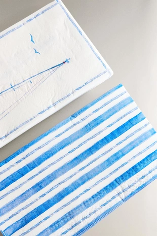 Набор бумажных салфеток с изображением бумажного кораблика (30 штук)- Заказать в России