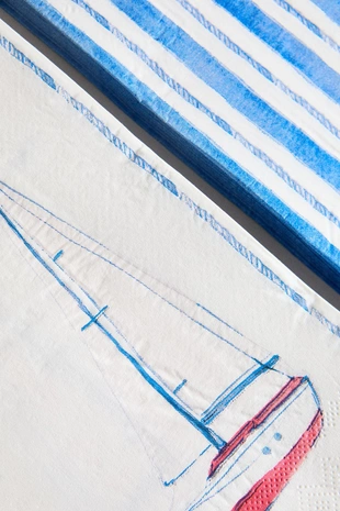 Набор бумажных салфеток с изображением бумажного кораблика (30 штук)- Заказать в России