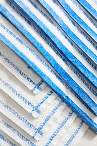 Набор бумажных салфеток с изображением бумажного кораблика (30 штук)- Заказать в России