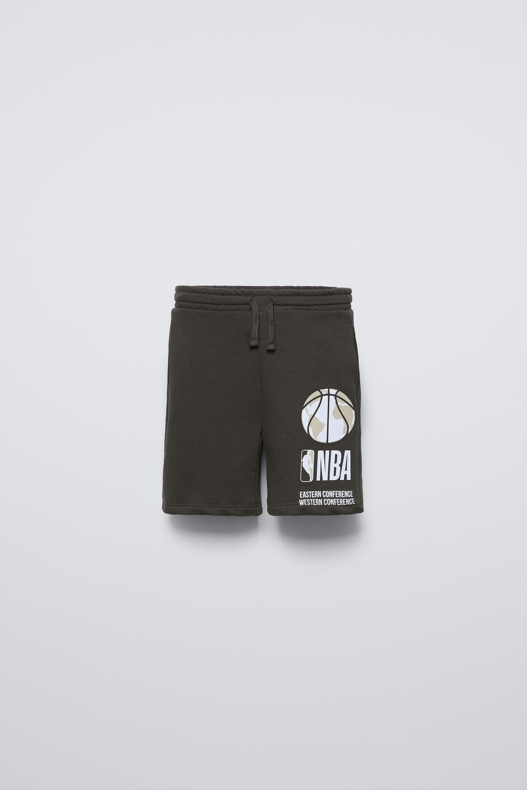 ШОРТЫ-БЕРМУДЫ С ПРИНТОМ NBA ©