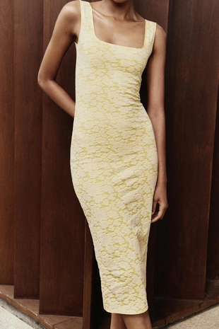 Платье из эластичной ткани с квадратным вырезом