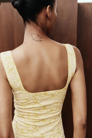 Платье из эластичной ткани с квадратным вырезом