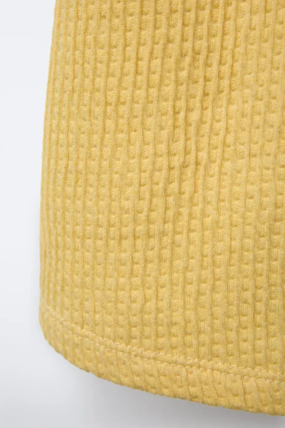 КОМБИНЕЗОН ИЗ РЕЛЬЕФНОЙ ТКАНИ КОНТРАСТНОГО ЦВЕТА