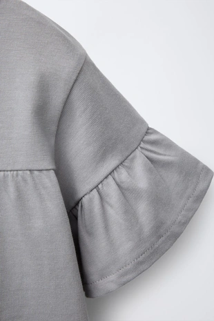 Однотонная футболка с воланами- Заказать в России