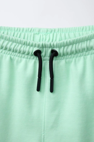 Спортивные бермуды с рельефным текстом- Заказать в России