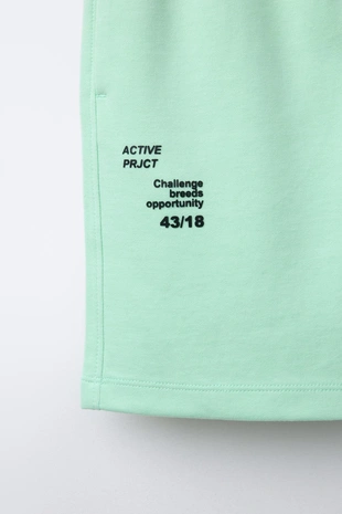 Спортивные бермуды с рельефным текстом- Заказать в России