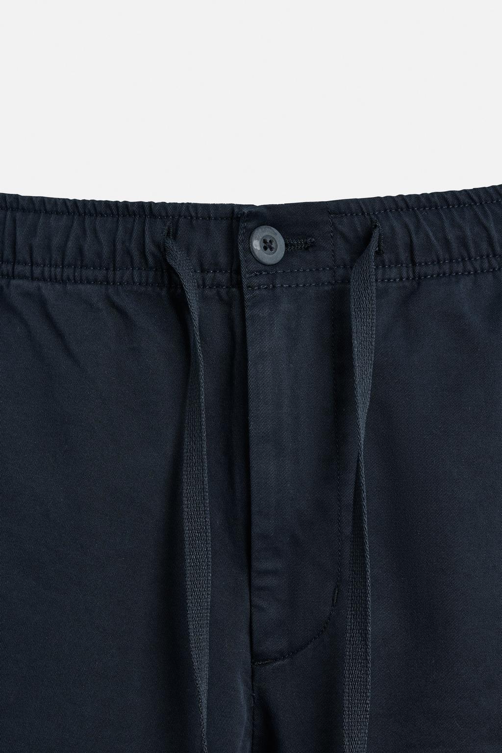 Брюки с карманами regular fit и резинкой на поясе