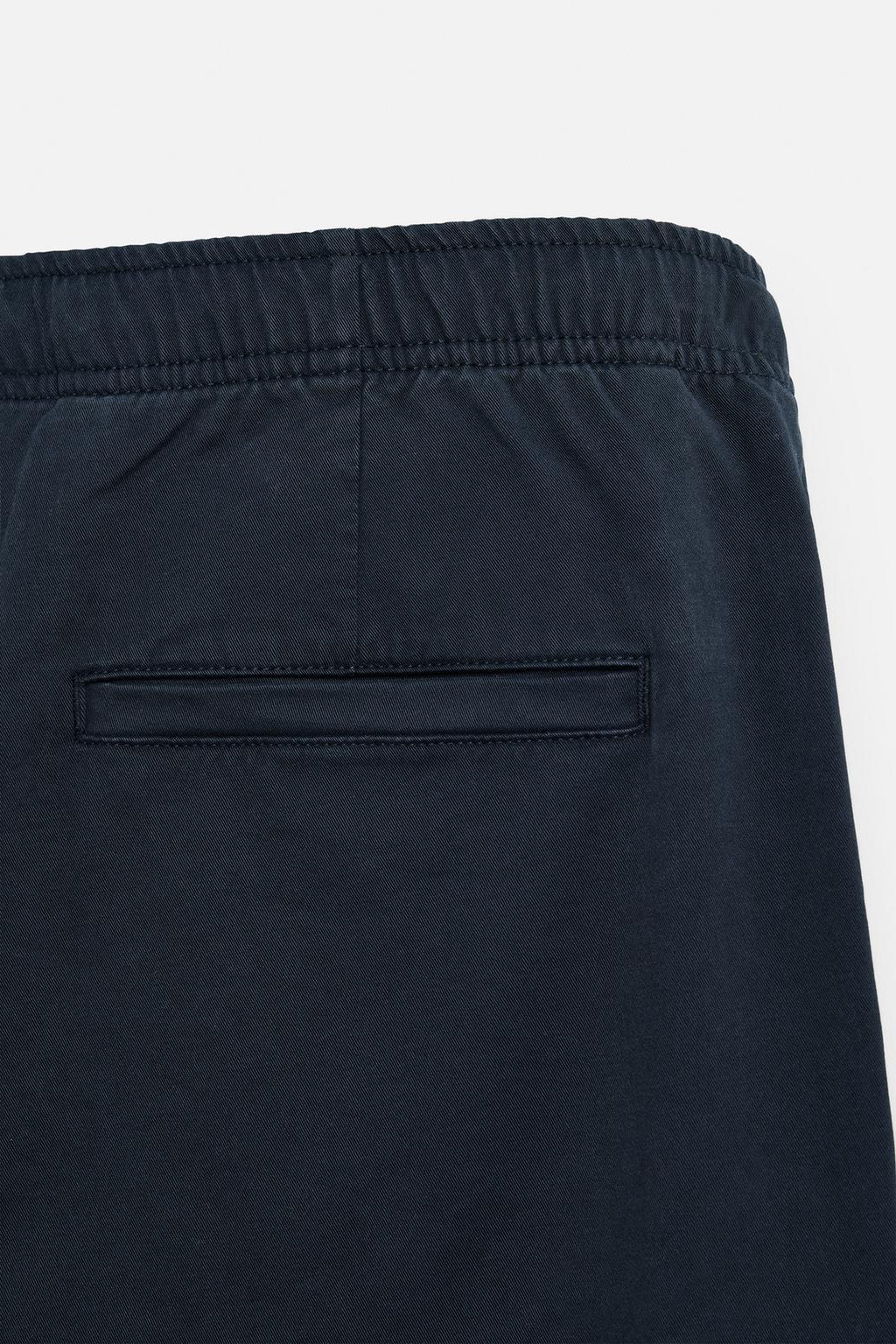 Брюки с карманами regular fit и резинкой на поясе