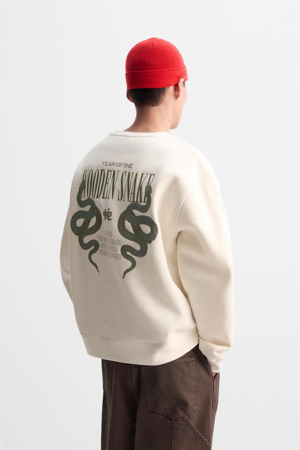 Свитшот с контрастной вышивкой