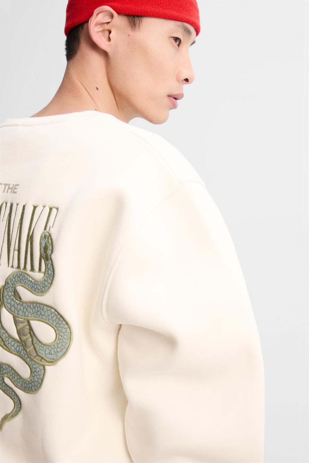 Свитшот с контрастной вышивкой