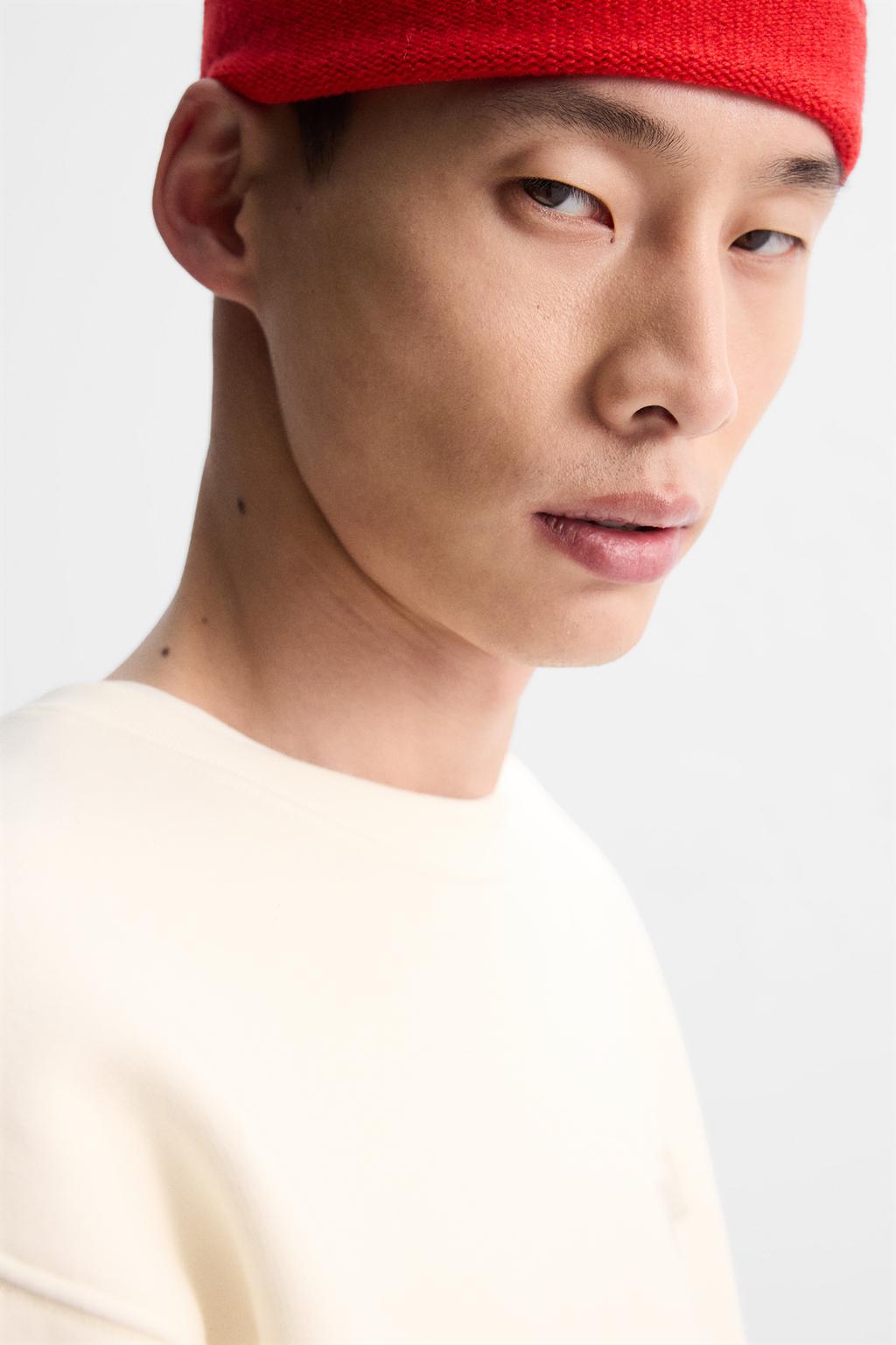 Свитшот с контрастной вышивкой