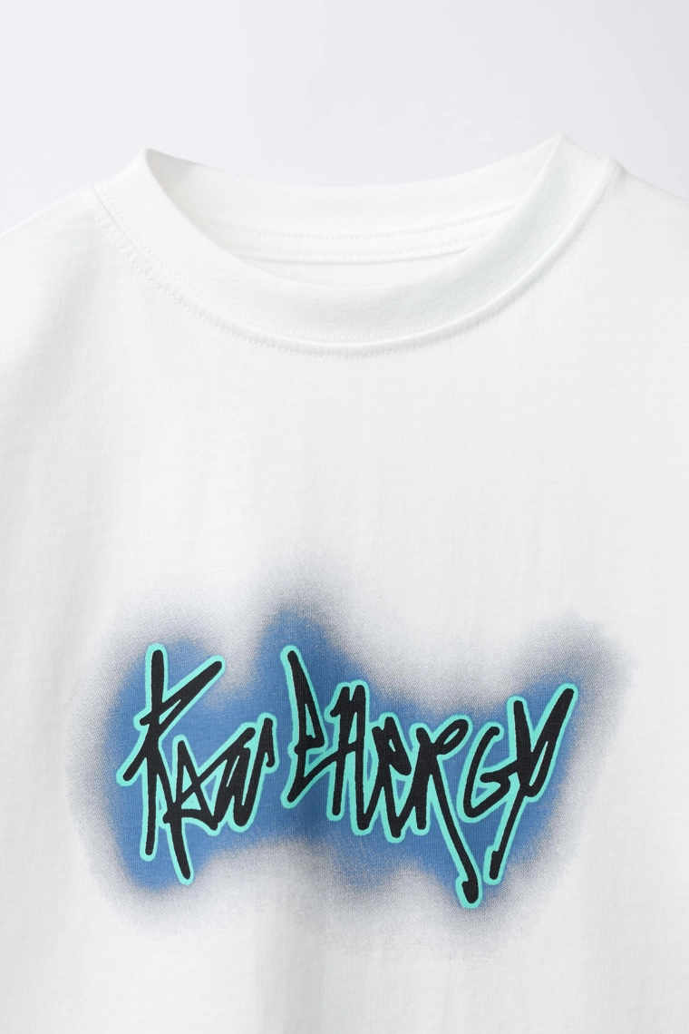 Футболка с неоновым лозунгом