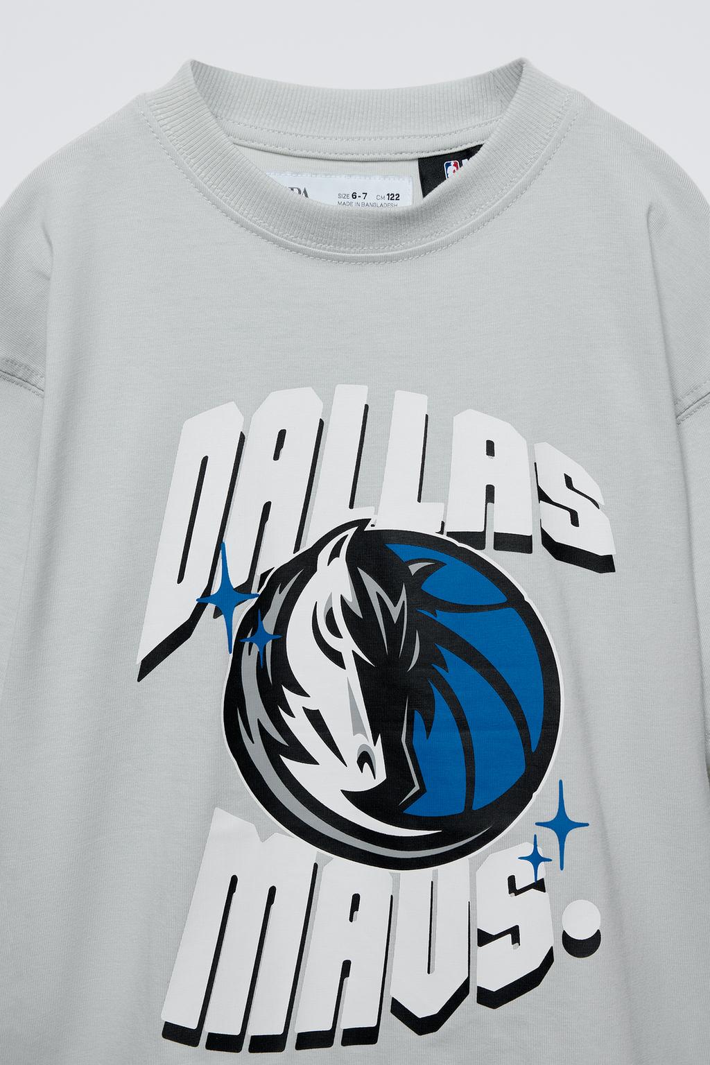 ЛОНГСЛИВ С ПРИНТОМ NBA ©DAHLES MAVERICKS