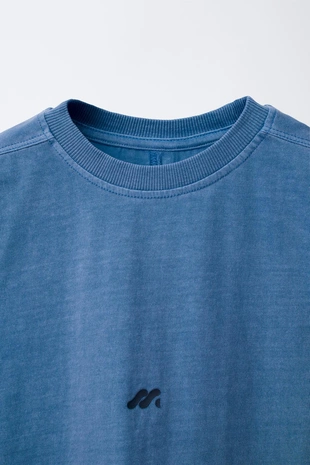 Футболка с логотипом, окрашенная в готовом виде