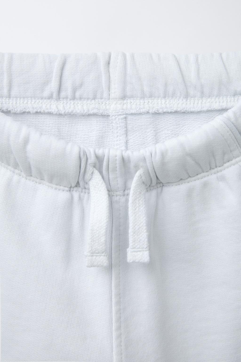 ШОРТЫ-БЕРМУДЫ ИЗ МЯГКОЙ ТКАНИ С ЛОГОТИПОМ И ДЕКОРАТИВНЫМИ ВСТАВКАМИ