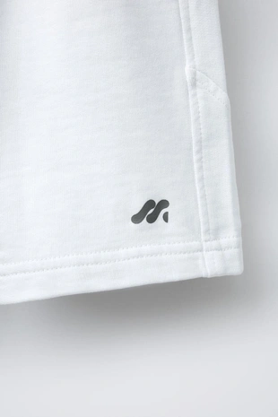 Шорты-бермуды из мягкой ткани с логотипом и декоративными вставками- Заказать в России