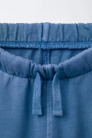 Шорты-бермуды из мягкой ткани с логотипом и декоративными вставками