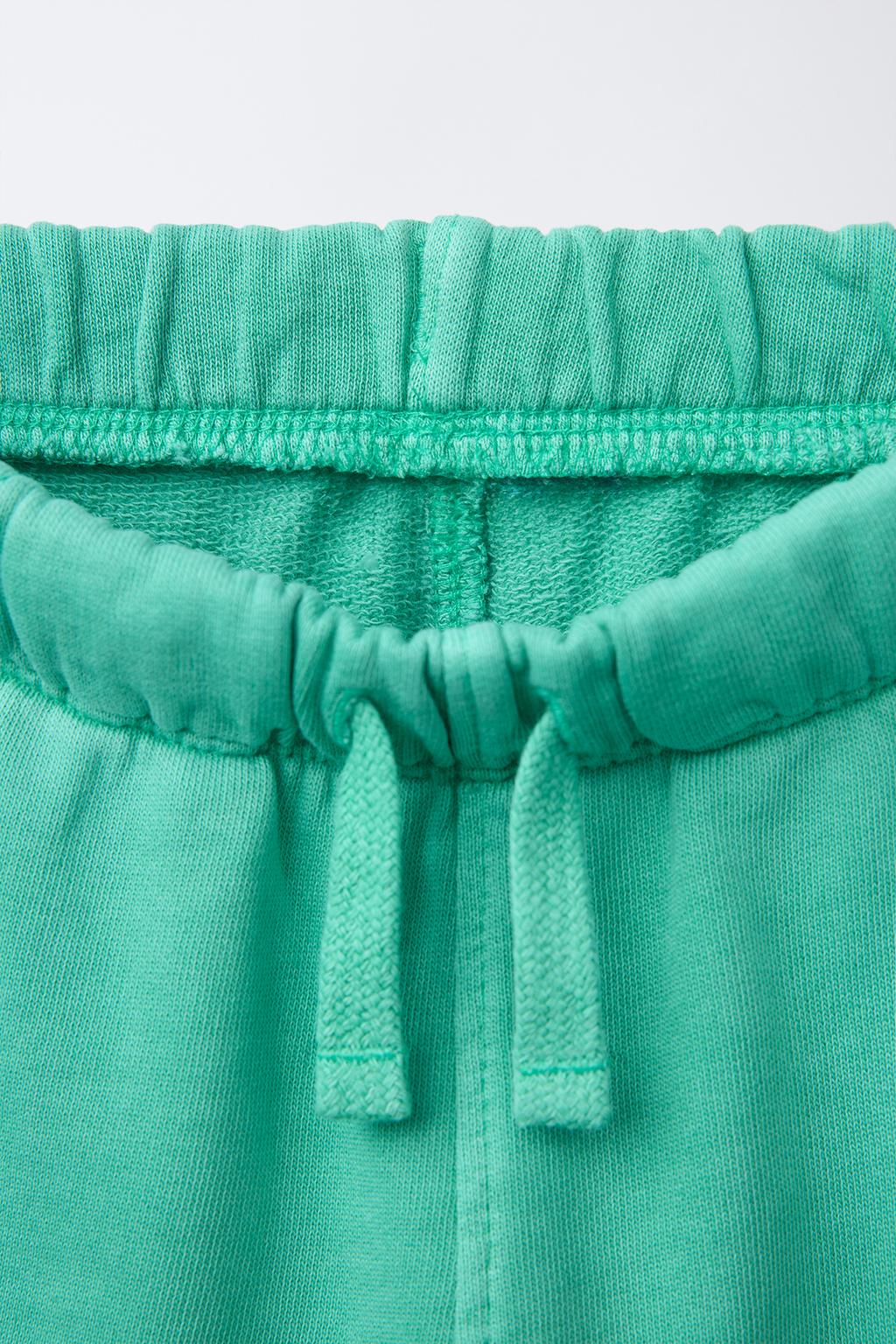 ШОРТЫ-БЕРМУДЫ ИЗ МЯГКОЙ ТКАНИ С ЛОГОТИПОМ И ДЕКОРАТИВНЫМИ ВСТАВКАМИ